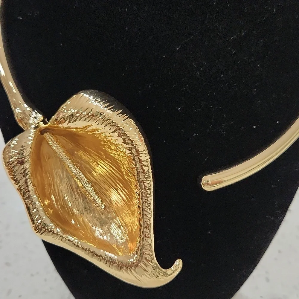 💛▪️Camila Coelho▪️ Gold Tone Calla Lily Statement Choker Floral Necklace